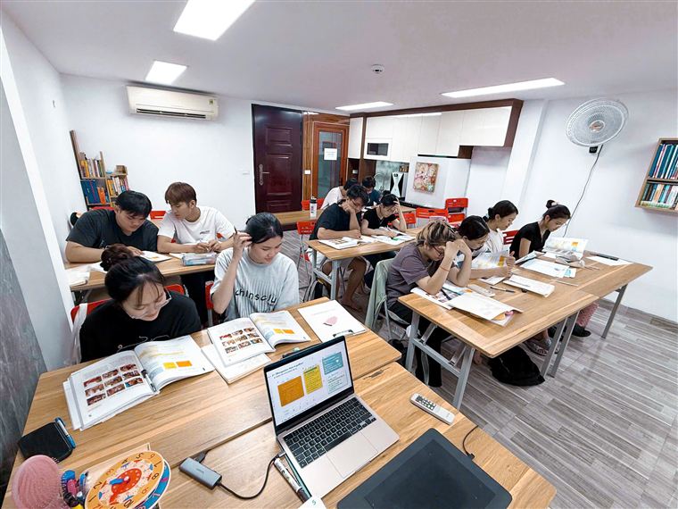Học viên luyện tập trong lớp tại NAVI