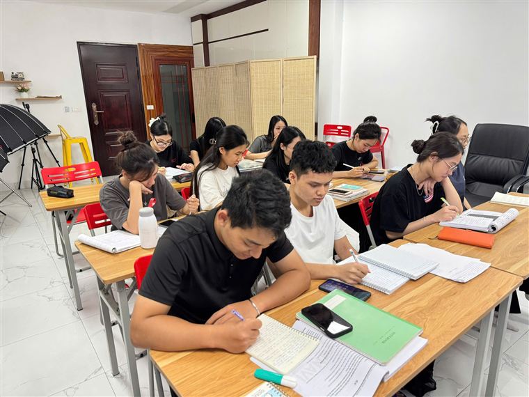 Học viên làm bài trong lớp tại NAVI